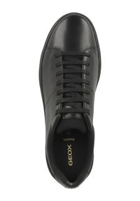Baskets en cuir noir avec un bout rond, lacets plats noirs, design minimaliste et détail du logo doré sur la semelle intérieure. Texture lisse dans l'ensemble.