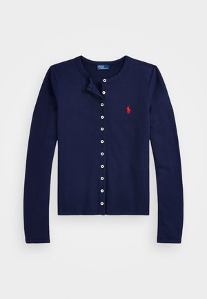 Marinblå cardigan i stretchbomull med långa ärmar, rund halsringning, knäppning med knappar och en liten röd logotyp på bröstet.