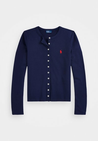 Cardigan bleu marine en coton extensible avec manches longues, présentant un col rond, une fermeture à boutons et un petit logo rouge sur la poitrine.