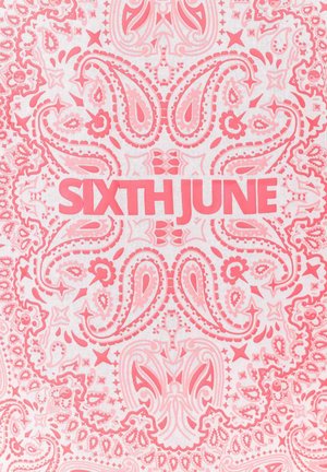 Roze paisley-patroon met verschillende tinten roze en wit. Gedurfde tekst "SIXTH JUNE" in het midden. Soepele textuur met ingewikkelde details.