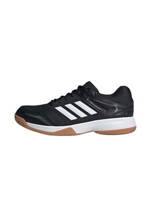 Chaussure de sport noire avec des bandes blanches, une semelle intermédiaire blanche et une semelle extérieure en caoutchouc brun clair, conçue pour une utilisation en intérieur.