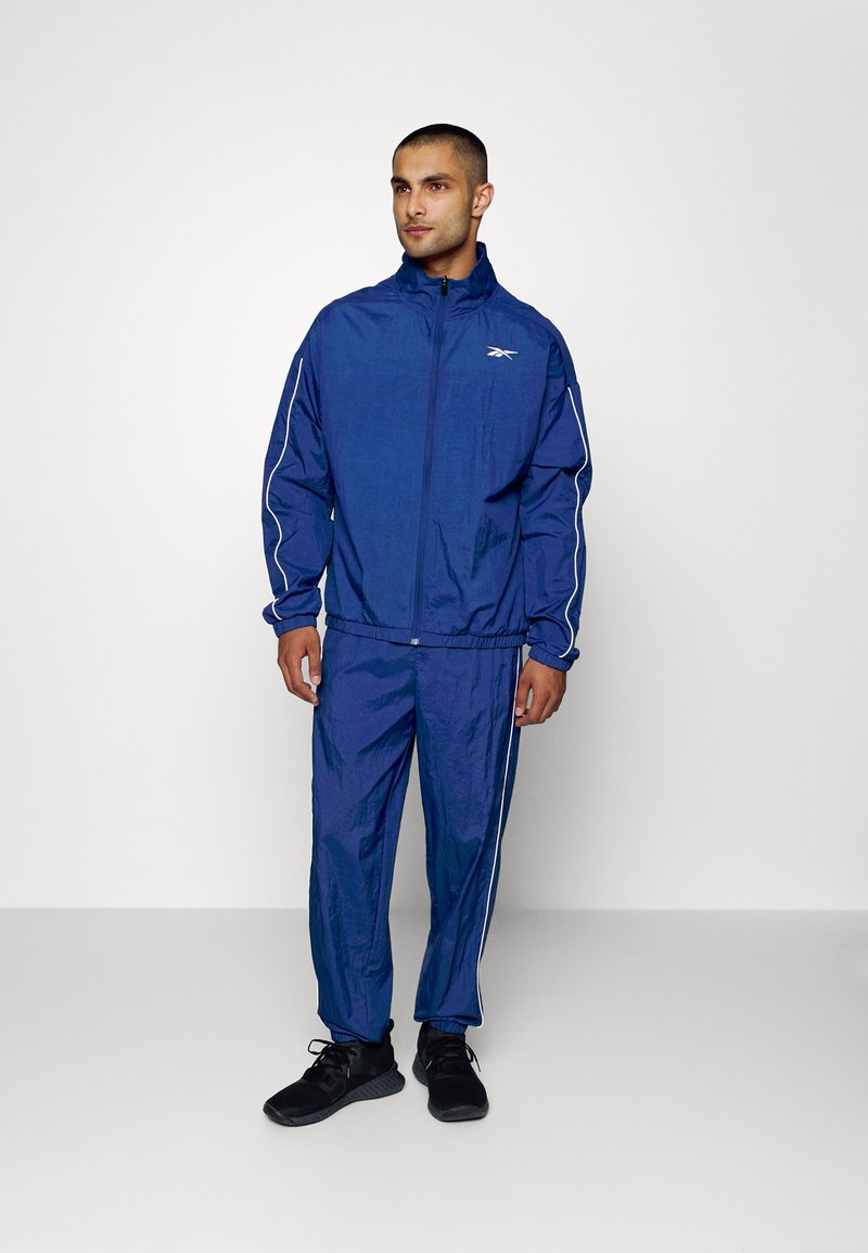 Herren Trainingsanzüge | Reebok WOR Trainingsanzug batik blue/blau - DN91677 Herren Trainingsanzüge | Reebok WOR Trainingsanzug batik blue/blau - DN91677