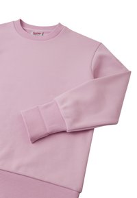 Jasnoróżowa bluza z ribbowanym kołnierzem i mankietami. Posiada gładką teksturę i lekko oversize'owy krój, zapewniając komfort i ciepło.