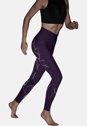 Lila Sportleggings mit einem Blitzmuster, aus dehnbarem Material gefertigt, mit hoher Taille und glatter Textur.