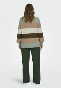 ONLY Carmakoma CARNEW DARIA STRIPE - Džemperis - hedge green