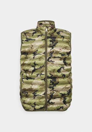 Mouwloos camouflage gewatteerd vest met ritssluiting aan de voorkant en opstaande kraag, met een klein Tommy Hilfiger-logo op de borst.