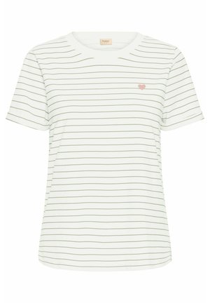 Bijela majica kratkih rukava s zelenim horizontalnim prugama i malim ružičastim srcem izvezenim na lijevoj strani prsnog koša. Mekani pamučni materijal.