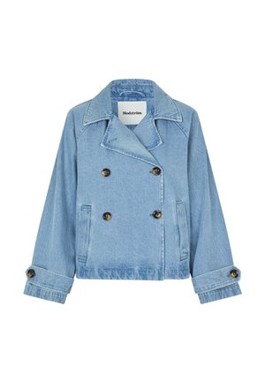 Giacca in denim azzurro chiaro con bottoni doppi, colletto ampio, due tasche e maniche arrotolate. L'etichetta mostra "Modström."