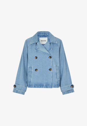 Veste en denim bleu clair avec des boutons doubles, grands revers, deux poches et manches retroussées. L'étiquette affiche "Modström".