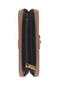 Brązowy portfel na zamek z wieloma przegródkami i centralną czarną kieszenią zapinaną na zamek błyskawiczny, z złotym uchwytem zamka.