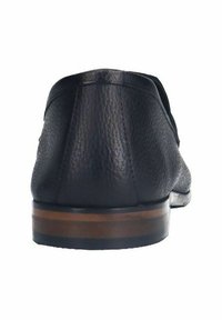 Zwarte leren schoen met een gestructureerde afwerking, ronde vorm en een lage houten hak, met een slank, minimalistisch ontwerp.