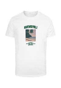 Hvid bomulds T-shirt med et grafisk design med teksten "NUEVAYOL!" over et landskabsbillede af en strand med palmer og hav.