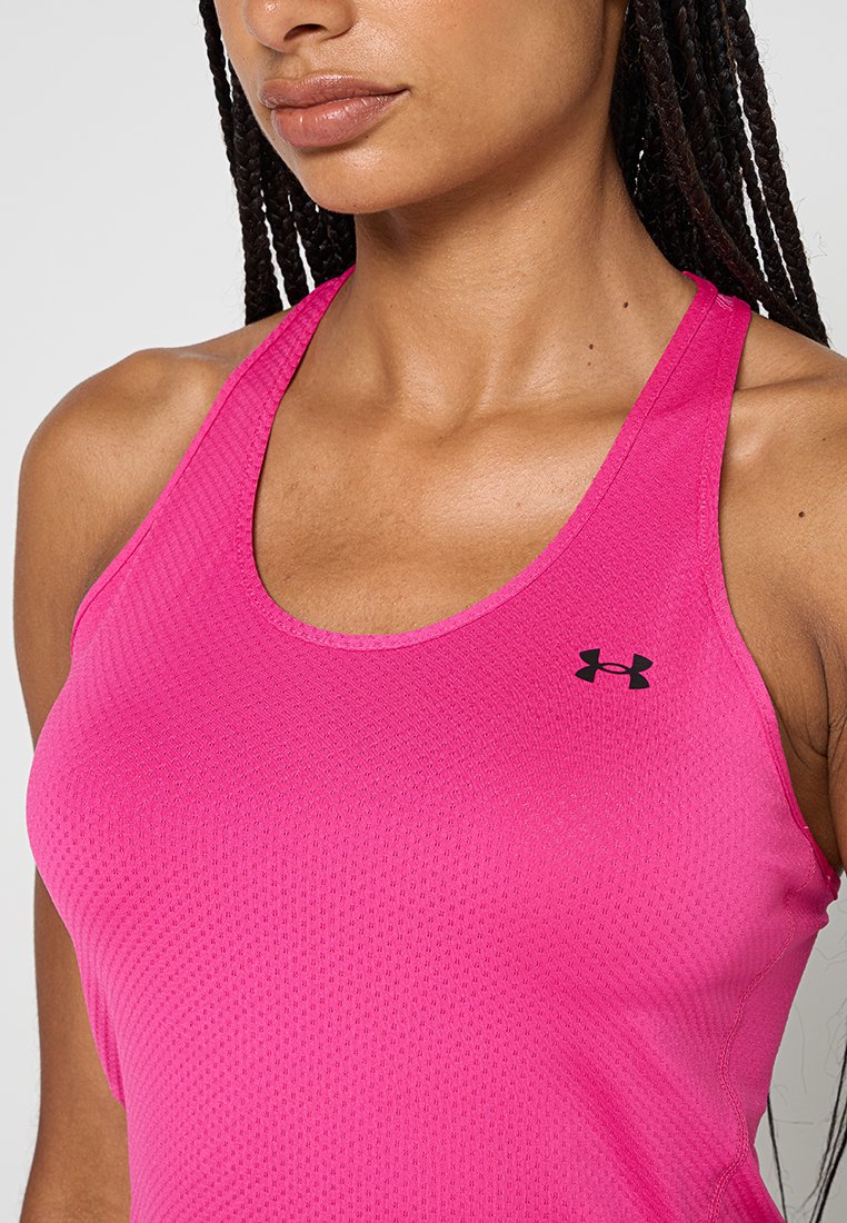 Różowy top sportowy z teksturowanej tkaniny, z okrągłym dekoltem i małym czarnym logo Under Armour po lewej stronie.