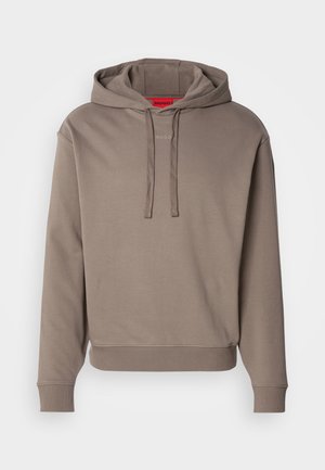 Mikina s kapucňou v taupe farbe s prednou kapsou, šnurovaním a ribovanými manžetami. Obsahuje nenápadné logo "HUGO" na hrudi.