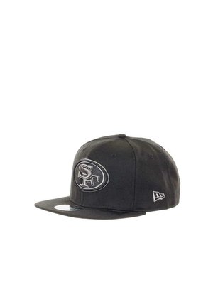 Black baseball cap with a flat brim, featuring an embroidered logo on the front and a small logo on the side. Made of fabric material.