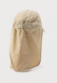 Μπεζ καπέλο ήλιου με φαρδύ μανδύα στον λαιμό, κατασκευασμένο από ελαφρύ ύφασμα. Διαθέτει στρογγυλεμένο κορυφή και φαρδύ γείσο, με ραμμένες λεπτομέρειες κατά μήκος των άκρων.