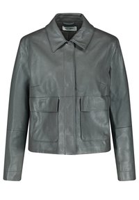 Veste en cuir grise avec un col, fermeture à boutons sur le devant, deux grandes poches plaquées et une texture lisse, légèrement brillante.