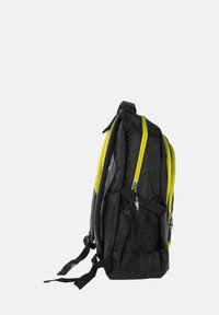 Zwarte rugzak met felgele ritsen, verstelbare schouderbanden en een zijvak van mesh. Gemaakt van duurzaam materiaal, met een gestroomlijnd ontwerp.