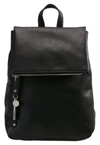 Czarny skórzany plecak z klapką na zakładkę, przednią kieszenią na zamek i srebrnymi elementami metalowymi. Gładka tekstura i usztywniony kształt.
