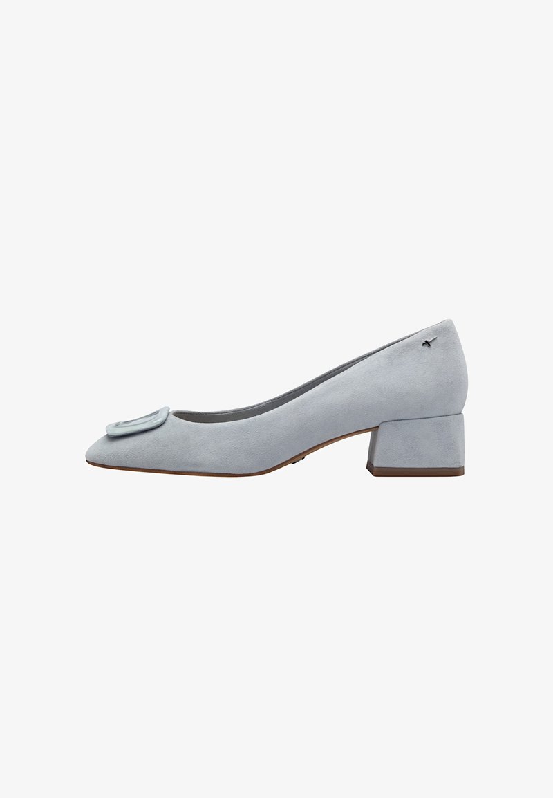 Sandal com salto baixo em camurça azul claro, com bico fino e um detalhe de laço decorativo na ponta. Textura suave e design minimalista.