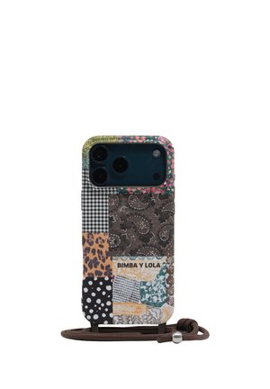 Funda de teléfono con patrones de patchwork que incluyen leopardo, lunares, cachemira y cuadros vichy, con texto "BIMBA Y LOLA" y cordón adjunto.