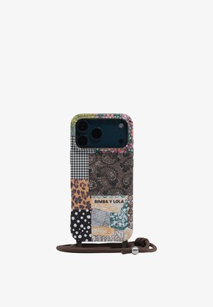 Funda de teléfono con patrones de patchwork que incluyen leopardo, lunares, cachemira y cuadros vichy, con texto "BIMBA Y LOLA" y cordón adjunto.