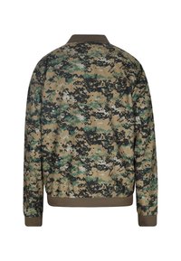 Bomberjakke med camouflage-mønster i grøn, brun og sort, med ribbede krave og manchetter, lavet af et glat stof.