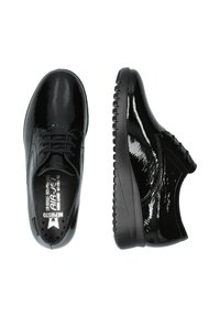 Chaussures en cuir verni noir avec un bout rond, un laçage à l'avant, et une semelle en caoutchouc texturée présentant un motif nervuré pour une meilleure adhérence.