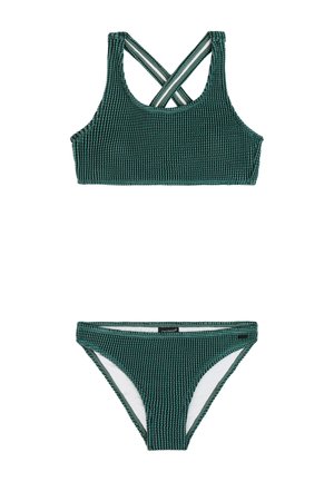 Groen, getextureerd bikini setje bestaande uit een tweedelig sporttopje met gekruiste bandjes en bijpassende lage slip op een witte achtergrond.