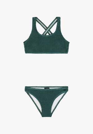 Groen, getextureerd bikini setje bestaande uit een tweedelig sporttopje met gekruiste bandjes en bijpassende lage slip op een witte achtergrond.