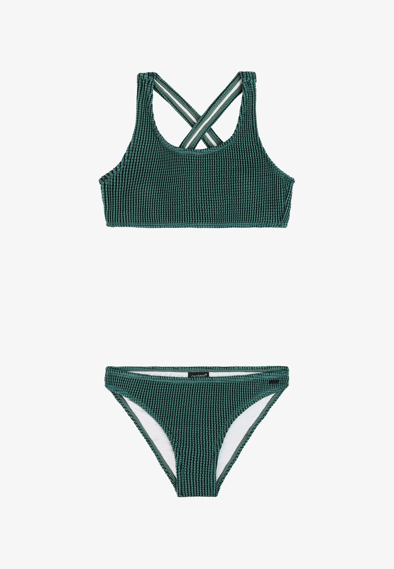 Conjunto de bikini verde texturizado de dos piezas con top deportivo de tirantes cruzados y bragas a juego de tiro bajo sobre fondo blanco.