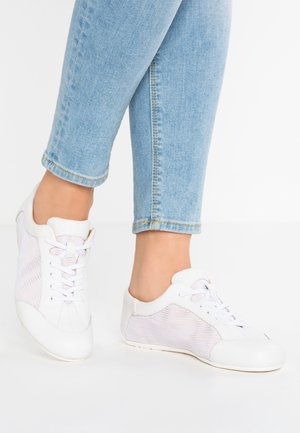 Sznurowane obuwie sportowe