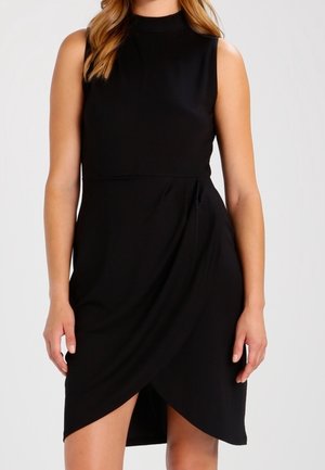 Czarna sukienka bez rękawów z półgolfem, z drapowanym frontowym zawiązaniem i gładką fakturą, sięgająca ponad kolano.