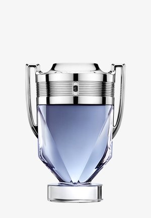 Transparente blaue Flasche mit einem silbernen, trophäenförmigen Verschluss und Griffen, die einem Sportpokal ähneln.