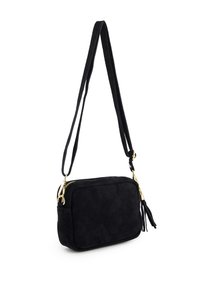 Sort ruskind skuldertaske med rektangulær form, guld lynlås og en frynseaccent på siden. Justerbare dobbelte stropper for alsidighed.
