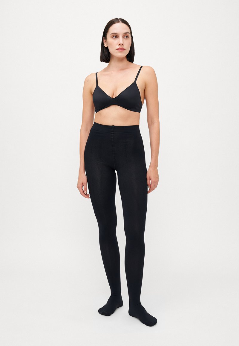 Sorte strøm leggings med en høj talje, lavet af et blødt, strækbart materiale. Designet til at sidde tæt, med en glat overflade hele vejen igennem.