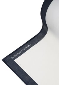 Biała tkanina z ciemnoniebieską krawędzią, z logo "PACKLOGRANTE"; gładka tekstura, prostokątny kształt i estetyczny design.