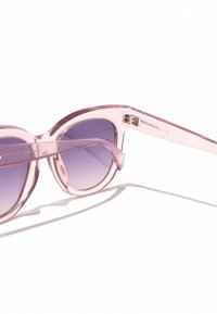 Ochelari de soare transparenți roz cu lentile degrade mov, cu forme rotunjite și îndrăznețe și un design elegant. Balamale metalice reglabile vizibile.