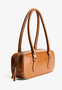 Borsa a tracolla in pelle marrone con forma rettangolare, due manici lunghi e chiusura con zip. Presenta una texture liscia e un design minimalista.