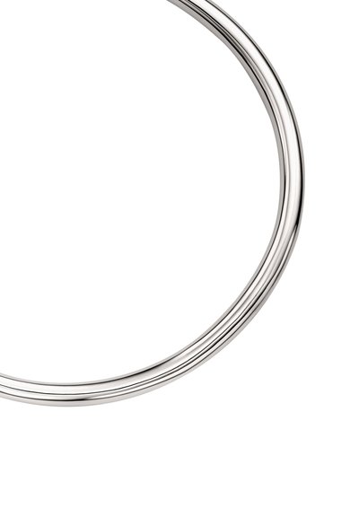 Sølvarmbånd med et glat, afrundet design og en poleret finish. Det er tyndt og fleksibelt med minimalistiske linjer.