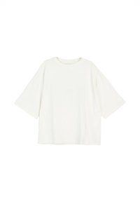 Luźna, krótko rękawowa koszulka w kolorze off-white, wykonana z miękkiego materiału, z okrągłym dekoltem i minimalnymi szwami. Prosty, czysty design.