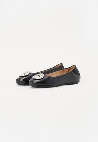Ballerines en cuir noir avec un bout arrondi, ornées d'une embellissement circulaire métallique sur le devant et d'une semelle flexible.
