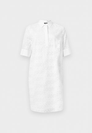 Λευκό φόρεμα πουκάμισο μέχρι το γόνατο με κοντά μανίκια, μυτερό γιακά, κρυφή σειρά κουμπιών και διάτρητο μοτίβο λογοτύπου "JOOP!" σε όλο το ύφασμα.