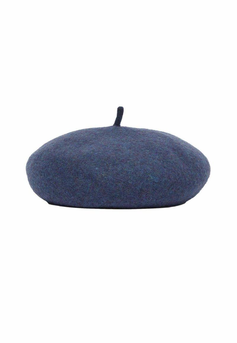 Vlnený baret v tmavomodrej farbe s jemnou textúrou. Okrúhly tvar s malou hornou slučkou. Minimalistický dizajn bez viditeľných vzorov alebo doplnkov.