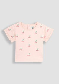 Lyserød T-shirt med korte ærmer og broderet kirsebærdesign, der har flæser på ærmerne og en rund udskæring. Knappet lukning på ryggen.