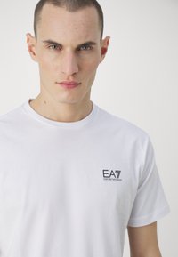 EA7 Emporio Armani Marškinėliai su spaudiniu - bianco
