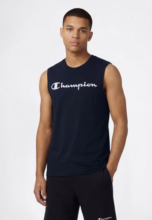 Camiseta sin mangas de algodón en color azul marino con el logo blanco "Champion" en el pecho. Textura suave y diseño clásico con cuello redondo.