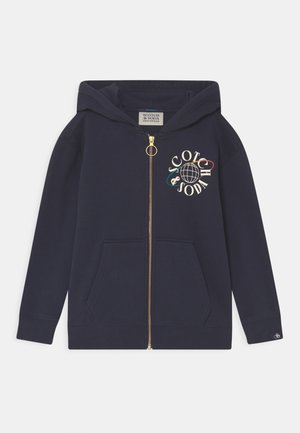 Marineblauer Hoodie mit Reißverschluss, einem goldenen Reißverschluss, Fronttaschen und einer bunten Globus-Grafik mit Markenaufdruck auf der Brust. Aus Baumwollmischgewebe.