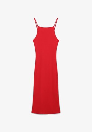 Robe rouge sans manches avec des fines bretelles, fabriquée en tissu lisse. Silhouette ajustée s'étendant à la hauteur des genoux. Pas de motifs ou d'accents visibles.