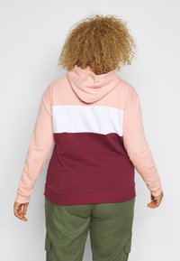 Hooded sweatshirt met een kleurblokontwerp in lichtroze, wit en bordeauxrode secties. Gemaakt van zachte stof, met ribgebreide boorden en zoom.